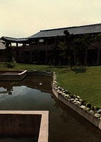 広場内の池